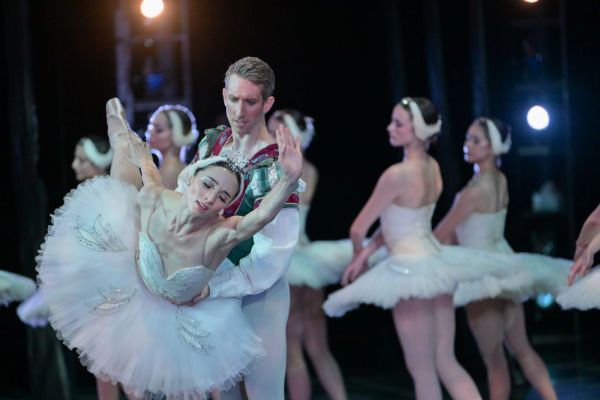 Christopher Stowell's Swan Lake, Oct. 6-14, 2023 at the Keller Auditorium. Photo by Yi Yin.